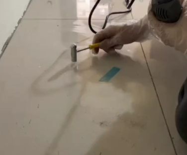 沁阳瓷砖开裂维修公司专业分享瓷砖在铺贴前如果没有沥干水分，将会导致以下问题